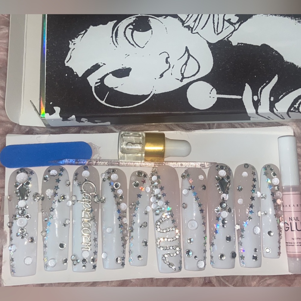 Beautiful homemade press on nails glow in the dark